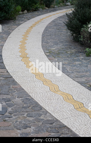 Le chemin de la mosaïque de l'or liquide conçu par Elaine Goodwin à l'intérieur des courbes l'Eden Project biome méditerranéen. Banque D'Images