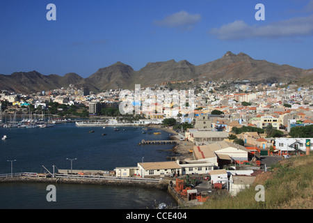 Regardant vers le bas sur le port de Mindelo, île de Sao Vicente, l'archipel du Cap Vert Banque D'Images