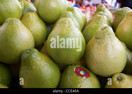 De grands espaces verts pomelos sur un étal de fruits frais en Asie Hong Kong Hong Kong Chine aberdeen asia Banque D'Images