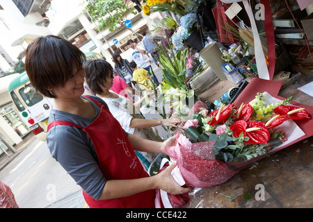 Femme chinoise préparation des fleurs bouquet Anthurium rouge hong kong Hong Kong Chine aberdeen asia Banque D'Images