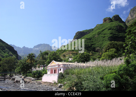 Bâtiment rose de Paul, l'île de Santo Antao, Cap Vert, Afrique Banque D'Images