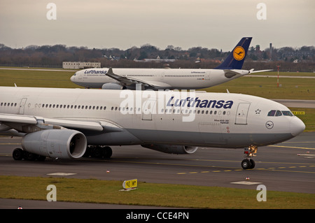 Les avions de la Lufthansa, l'aéroport international de Düsseldorf Allemagne Banque D'Images