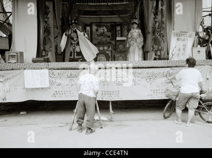 La photographie de voyage - pèlerins au Temple Kuan Yin Teng dans Chinatown à George Town dans l'île de Penang en Malaisie en Asie du Sud-Est Extrême-Orient. Les gens Banque D'Images
