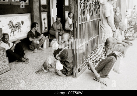 La photographie de voyage - pèlerins au Temple Kuan Yin Teng dans Chinatown à George Town dans l'île de Penang en Malaisie en Asie du Sud-Est Extrême-Orient. Les gens Banque D'Images