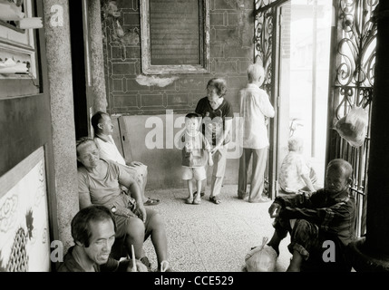 La photographie de voyage - pèlerins au Temple Kuan Yin Teng dans Chinatown à George Town dans l'île de Penang en Malaisie en Asie du Sud-Est Extrême-Orient. Les gens Banque D'Images