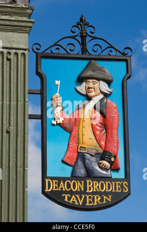 Inscrivez-vous à l'extérieur de la célèbre pub d'Edimbourg Deacon Brodie's Tavern, en Écosse. Banque D'Images