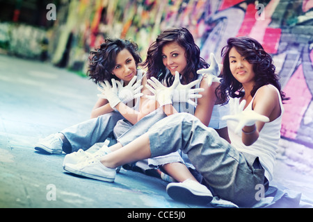 L'équipe de jeunes femmes. Se concentrer sur le centre de femme. Banque D'Images