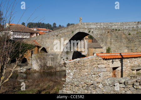 Pont sur la rivière Ucanha Varosa, Portugal Banque D'Images