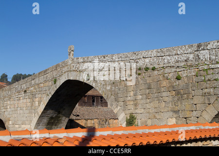 Pont sur la rivière Ucanha Varosa, Portugal Banque D'Images