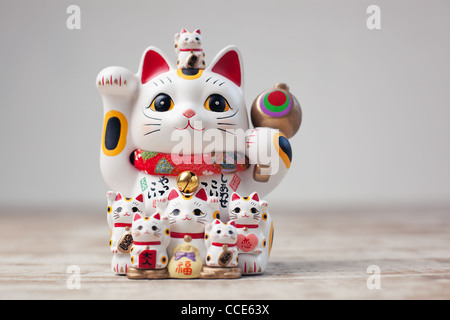 Maneki Neko chat. Sculpture japonaise commune porter chance à son propriétaire. Banque D'Images