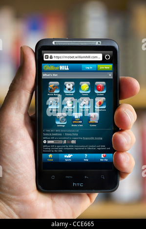 Regardant les bookmakers William Hill site sur un smartphone HTC Banque D'Images