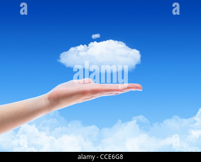 Main femme offrent le cloud contre ciel bleu avec des nuages. Image Concept sur le cloud computing et l'écologie thème. Banque D'Images