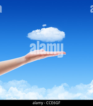 Main femme offrent le cloud contre ciel bleu avec des nuages. Image Concept sur le cloud computing et l'écologie thème avec copie espace. Banque D'Images