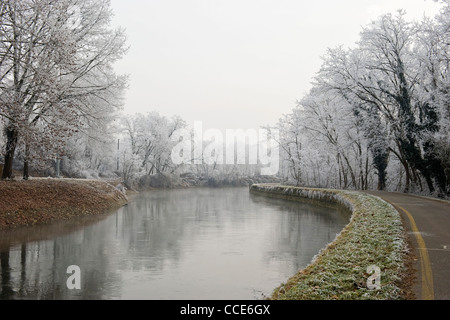 Le Naviglio Grande, Castelletto di Cuggiono, Lombardie, Italie Banque D'Images