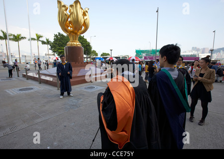 Hong kong diplômés posent pour des photos à la statue Golden Bauhinia asie chine hong kong Banque D'Images