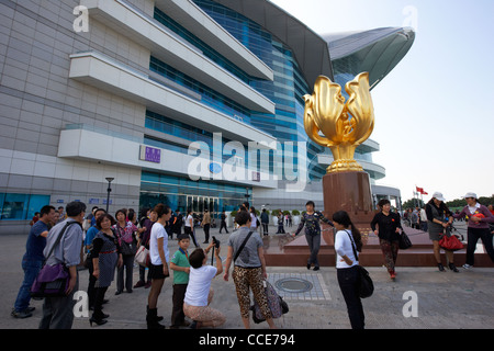 Des touristes posent pour des photos à l'extérieur de la statue Golden Bauhinia hong kong Convention and Exhibition Centre de Hong Kong Chine Asie Banque D'Images