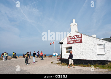 L'été, Lands End, Cornwall, whispy Blue Skies, touristes, coloré. Panneau "Première et dernière maison de rafraîchissement en Angleterre' Union Jack Banque D'Images