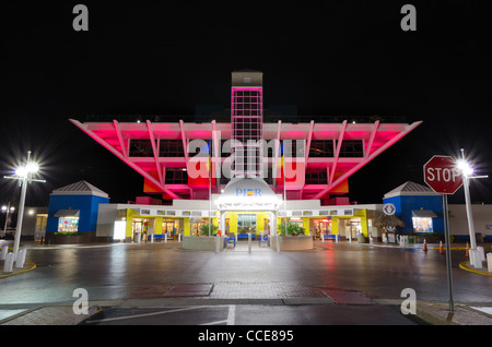 Le célèbre triangle inversé de l'embarcadère à Saint-Pétersbourg, en Floride. Banque D'Images