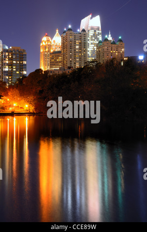 Skyline et réflexions de Midtown Atlanta, Géorgie dans le lac Meer de Piedmont Park. Banque D'Images