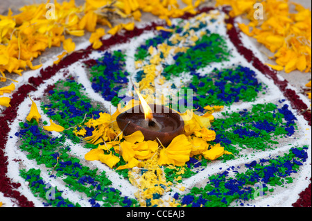 Poudre de couleur festival Rangoli lames, avec pétales de fleurs et une lampe à huile. L'Inde Banque D'Images