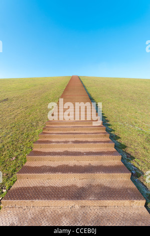 Immense escalier menant au sommet d'une colline verte Banque D'Images