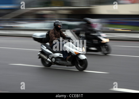 Deux motos et motocyclistes voyageant le long d'une route à Londres Banque D'Images