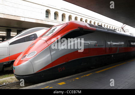 Train rapide Frecciarossa à la gare Termini de Rome, Italie. Banque D'Images