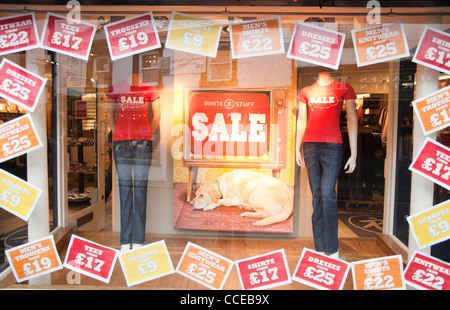 Une vente à un magasin de vêtements à Keswick, Cumbria, Royaume-Uni. Banque D'Images