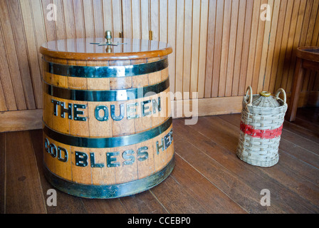 Royal Yacht Britannia, grand baril de rhum décoré de bandes de métal et en grandes lettres le toast 'The Queen, Dieu la bénisse' Banque D'Images