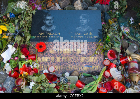 Mémorial à Jan Palach et Jan Zajic qui eux-mêmes brûlé à mort sur la place Venceslas Prague République Tchèque Europe Banque D'Images