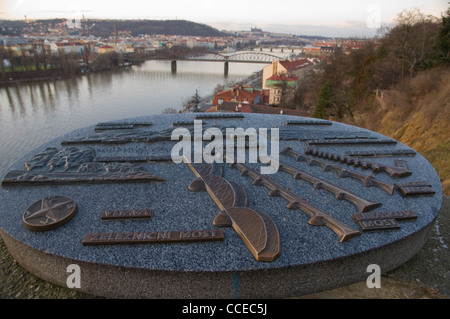 Ponts visibles dans un modèle miniature sur la Vltava à Prague Vysehrad Castle Hill République Tchèque Europe Banque D'Images