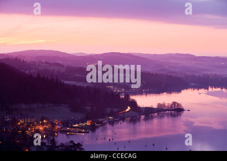 Le lever du soleil sur le lac Windermere de Todd de rocher au-dessus de Ambleside, Lake District, UK. Banque D'Images