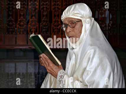 Femme thaïlandaise musulmane de 90 ans priant et portant une burka traditionnelle blanche Banque D'Images