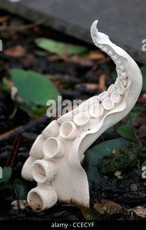 Seul un seul tentacule blanc sculpture en plâtre de drageons octopus un étang de jardin élément décoratif Banque D'Images