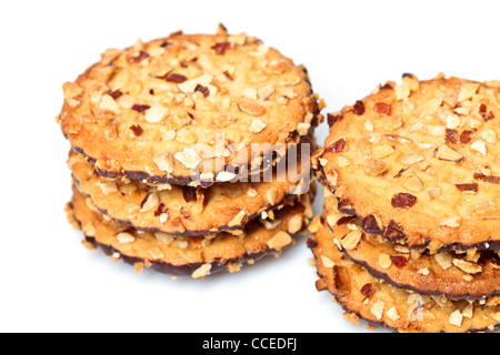 Cookies aux pépites de chocolat avec des cacahuètes, isolated on white Banque D'Images