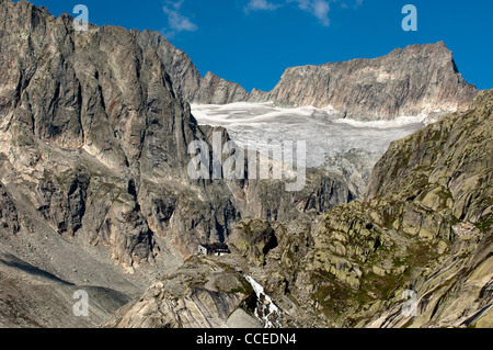 Diamentstock brut montage et des glaciers, Baechligletscher Baechlitalhuette refuge de montagne en premier plan, Alpes Bernoises, Suisse Banque D'Images