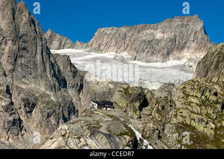 Diamentstock brut montage et des glaciers, Baechligletscher Baechlitalhuette refuge de montagne en premier plan, Alpes Bernoises, Suisse Banque D'Images