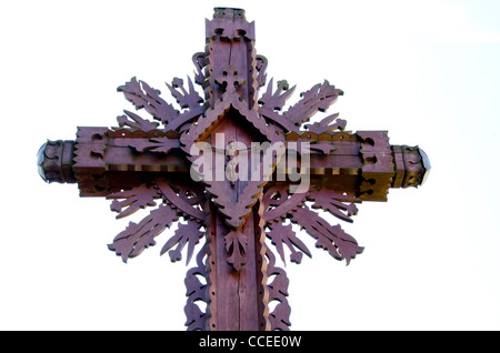 Croix en bois sculpté avec Jésus crucifié isolé sur fond blanc Banque D'Images