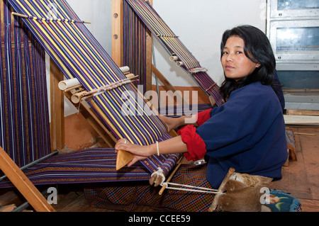 Jeune Femme tissant à un métier à tisser traditionnel à l'Institut national de l'artisanat traditionnel, Thimphu, Bhoutan Banque D'Images