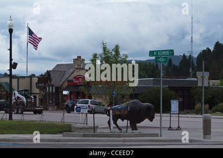 American Black Hills Custer Dakota du Sud aux États-Unis vie quotidienne américaine style de vie vue d'une petite rue de ville avec drapeau américain sur un stand pole bord de route haute résolution Banque D'Images