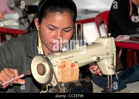 Professionnel de couture dans un atelier de couture, Siem Reap, Cambodge Banque D'Images