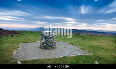 Socle de visualisation sur Beacon Hill, South downs way, près de South harting au lever du soleil en janvier Banque D'Images