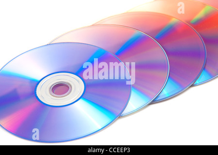 Une pile de disques DVD sur un fond blanc Banque D'Images