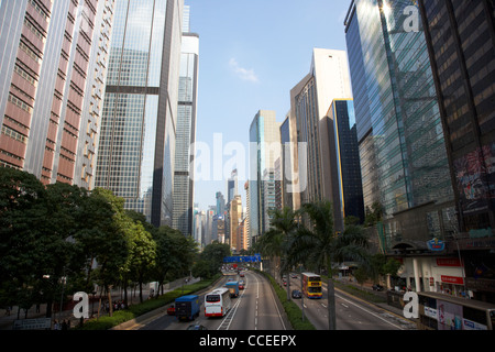 Avis de Gloucester Road Wan Chai comme street canyon entouré de gratte-ciel de Hong Kong Hong Kong Chine Asie Banque D'Images