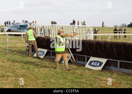 Un pinceau Aller à un steeple chase à Chipping Norton en Angleterre Banque D'Images