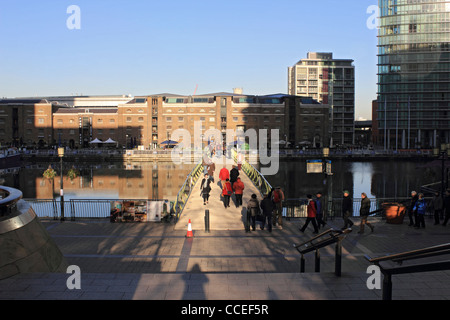 Pont de bateaux à West India Quay de Canary Wharf Docklands Londres Angleterre Royaume-uni Banque D'Images