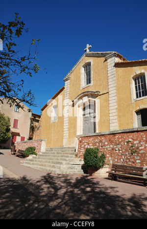 L'église de Saint-Michel dans le village perché de Roussillon, Vaucluse, Provence, France. Banque D'Images