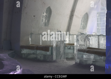 Bancs d'église de glace dans la chapelle de l'Hôtel de glace au Canada Banque D'Images