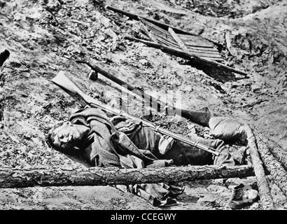 Dead Confederate soldat couché dans la tranchée, Petersburg, Virginia, USA pendant la Guerre Civile, 1865 Banque D'Images