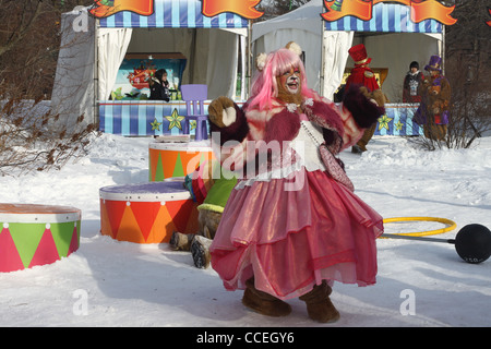 Girl in pink costume animal à un festival de plein air en hiver Banque D'Images